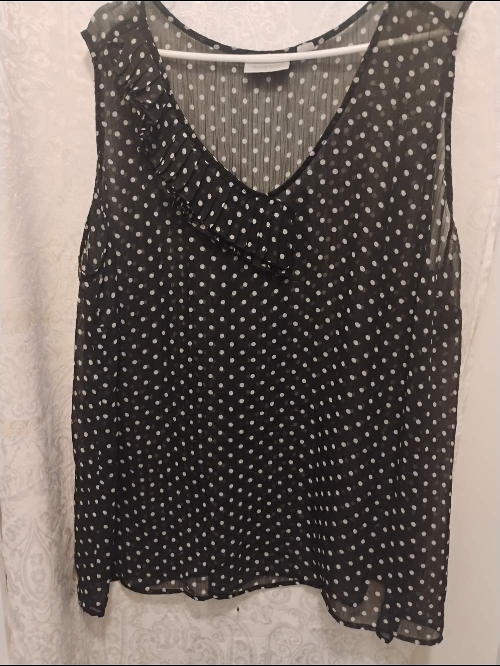 Top Avenue Black Sleeveless Polka Dot Ruffle V-Neck Black And White